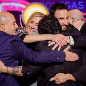 David Perdomo Instagram - Esta noche último #lanoched de la temporada, los últimos serán los primeros, lo verán. Maravilla.

Y yo que sé ya qué más decir...
No me cabe el corazón en el pecho con toda esta gente que hace posible esto.
Menuda tripulación pirata se va alistando a mi vida con los años.
Soy un tipo muy afortunado.
A seguir remando!💪🏾🙏🏽❤️
Tened buen día!