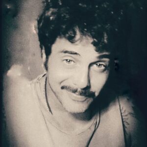 David Perdomo Instagram - Lo que mola del bigote es que si eres idiota como yo puedes hacer muecas y pareces un actor de los años 40.
Deberíais probarlo, chicas.😂
Tened buen día.🙏🏽🖤☺️