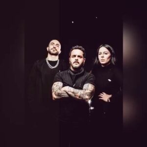 David Perdomo Instagram - En Agosto de 2020 empezamos a gestarnos.
Cafés, noches en vela, estoicismo y ataraxia.
Ruidos, pruebas, melodías fallidas, abrir el pecho.
Hermanamiento. Amor. Fuerza.
Procesos de búsqueda: Sónicos y espirituales.
Mucha gente bonita ayudando y apoyando esta locura.
Para mí, el proyecto musical más personal, importante e inspirador.
Con dos tótems indispensables en mi vida ya @charlietzara @marinator_gun pilotando la nave junto a un servidor.
Amor y admiración profunda por estos dos seres inconmensurables.
Hemos dejado gritar desnuda a la parte más oscura de nuestros corazones para que los escuchéis.

Y ahora, en 2021, naceremos ante vosotros.

Muy pronto, sabrán más.

No podemos estar más ilusionados.

Y deseosos de que escuchéis a nuestra criatura.

Permanezcan atentos.

🖤🔥

A.S.M