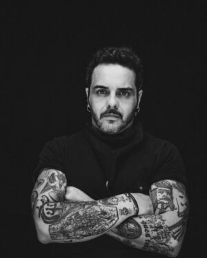 David Perdomo Instagram - Este señor que ha realizado esta foto es de esos que te hace sentir malo de lo buena gente que es. Gracias @danilopezmartin y @labonwheels  por todo lo que hacéis. 
Respect.
Qué maravilla tratarnos así de bien a los forajidos y a mí. (ASM❤️) 
Pronto veréis de qué hablo.
Se vienen cositas.
Y muy buenas.
SALUD!🙏🏽🖤 #rociito #antoniodavid
