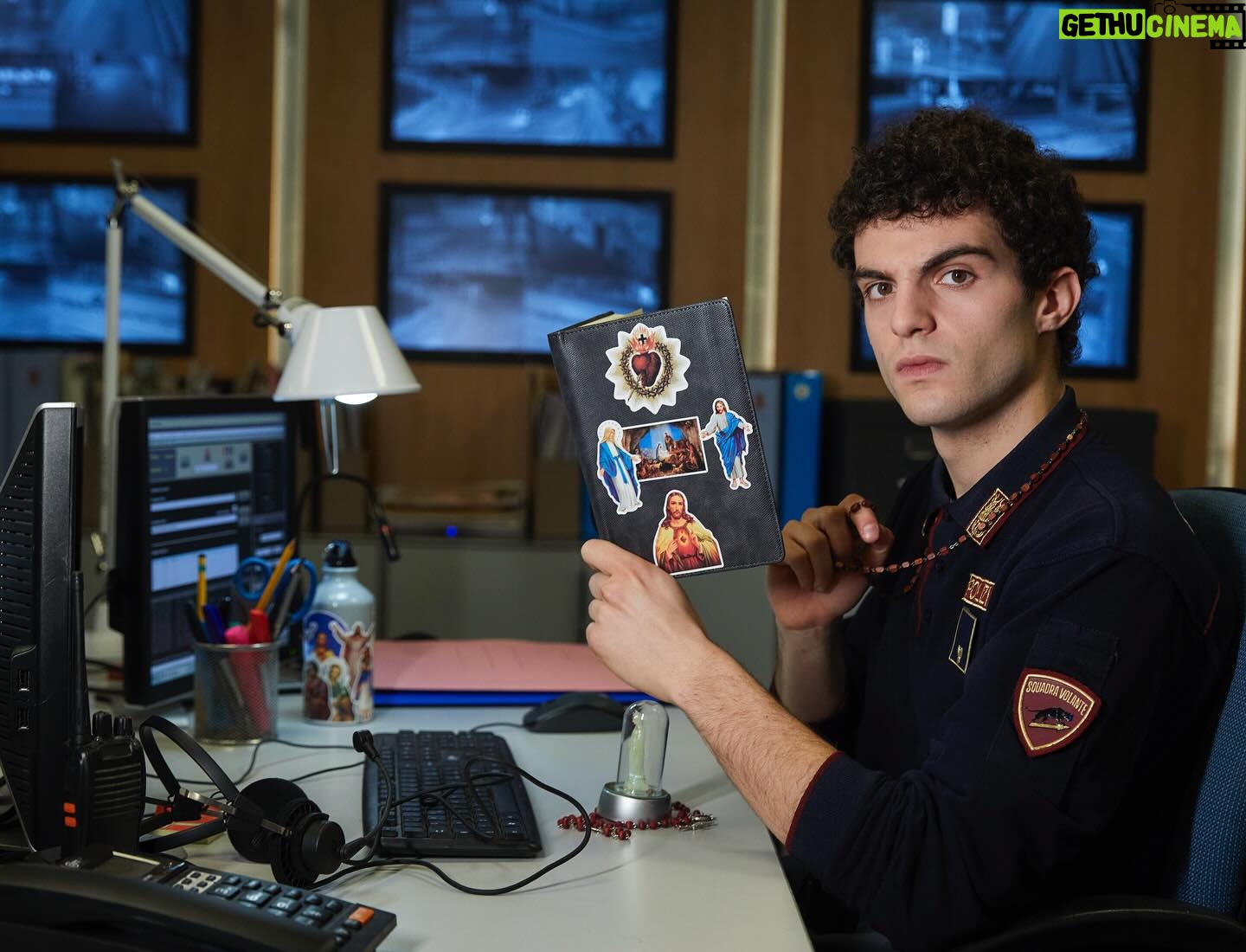 Davide Calgaro - 3.8K Likes - #noactivity su @primevideoit
Spero vi stia divertendo quanto mi sono divertito io a interpretare Nicola, un poliziotto fervente cattolico, un personaggio che come potete immaginare mi rappresenta al 100%.
Un enorme grazie a @valeriovestoso e a @groenlandia_film per la fiducia e per avermi permesso di condividere il set con due attrici incredibili come @carlasignorisreal ed @emanuela_fanelli ❤️