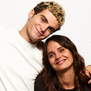 Davide Calgaro Instagram - Ieri sera è andata in onda l’ultima puntata di “The Roast”.
Grazie a tutti per i messaggi e l’affetto che mi avete dimostrato!
Non avevo mai fatto niente di simile ed è stata un esperienza incredibile, dall’inizio alla fine.
Quando me l’hanno proposto avevo molti dubbi e continuavo a chiedermi se ne fossi in grado, se mi sono convinto a farlo è solo grazie alla fiducia che ho per le persone che mi circondano.
Ci tengo molto quindi a ringraziare coloro con cui lavoro da sempre e senza i quali non combinerei una mazza: la mia agente del cuore @katia_tellone e il mio socio e amico @groucho27 . Grazie a voi per aiutarmi a crescere sempre💙
Inoltre voglio ringraziare la squadra incredibile con cui ho lavorato: @barbascura_x , @giordanofolla (per i lunghi pomeriggi di agosto trascorsi a scrivere🍁) il boss @antolosito (per avermi sopportato e supportato), gli operatori @antonio_miorin e Maurizio Musumeci, il fonico @darrenkrenna (grazie mille regaz), @cristianoogro per la sua gentilezza, Daniele Titta, Andrea, Diego, la redazione di Stand By Me e il mio ufficio stampa @claudiascuderi 🙏🏻 Infine un grazie enorme a @costylongo e ovviamente @comedyitalia per la fiducia e l’occasione che mi hanno dato.
Di nuovo grazie a tutti coloro che ci hanno seguito. 
Alla prossima🐸