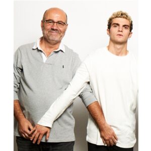 Davide Calgaro Instagram - Ieri sera è andata in onda l’ultima puntata di “The Roast”.
Grazie a tutti per i messaggi e l’affetto che mi avete dimostrato!
Non avevo mai fatto niente di simile ed è stata un esperienza incredibile, dall’inizio alla fine.
Quando me l’hanno proposto avevo molti dubbi e continuavo a chiedermi se ne fossi in grado, se mi sono convinto a farlo è solo grazie alla fiducia che ho per le persone che mi circondano.
Ci tengo molto quindi a ringraziare coloro con cui lavoro da sempre e senza i quali non combinerei una mazza: la mia agente del cuore @katia_tellone e il mio socio e amico @groucho27 . Grazie a voi per aiutarmi a crescere sempre💙
Inoltre voglio ringraziare la squadra incredibile con cui ho lavorato: @barbascura_x , @giordanofolla (per i lunghi pomeriggi di agosto trascorsi a scrivere🍁) il boss @antolosito (per avermi sopportato e supportato), gli operatori @antonio_miorin e Maurizio Musumeci, il fonico @darrenkrenna (grazie mille regaz), @cristianoogro per la sua gentilezza, Daniele Titta, Andrea, Diego, la redazione di Stand By Me e il mio ufficio stampa @claudiascuderi 🙏🏻 Infine un grazie enorme a @costylongo e ovviamente @comedyitalia per la fiducia e l’occasione che mi hanno dato.
Di nuovo grazie a tutti coloro che ci hanno seguito. 
Alla prossima🐸