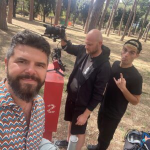 Davide Calgaro Instagram - Ieri sera è andata in onda l’ultima puntata di “The Roast”.
Grazie a tutti per i messaggi e l’affetto che mi avete dimostrato!
Non avevo mai fatto niente di simile ed è stata un esperienza incredibile, dall’inizio alla fine.
Quando me l’hanno proposto avevo molti dubbi e continuavo a chiedermi se ne fossi in grado, se mi sono convinto a farlo è solo grazie alla fiducia che ho per le persone che mi circondano.
Ci tengo molto quindi a ringraziare coloro con cui lavoro da sempre e senza i quali non combinerei una mazza: la mia agente del cuore @katia_tellone e il mio socio e amico @groucho27 . Grazie a voi per aiutarmi a crescere sempre💙
Inoltre voglio ringraziare la squadra incredibile con cui ho lavorato: @barbascura_x , @giordanofolla (per i lunghi pomeriggi di agosto trascorsi a scrivere🍁) il boss @antolosito (per avermi sopportato e supportato), gli operatori @antonio_miorin e Maurizio Musumeci, il fonico @darrenkrenna (grazie mille regaz), @cristianoogro per la sua gentilezza, Daniele Titta, Andrea, Diego, la redazione di Stand By Me e il mio ufficio stampa @claudiascuderi 🙏🏻 Infine un grazie enorme a @costylongo e ovviamente @comedyitalia per la fiducia e l’occasione che mi hanno dato.
Di nuovo grazie a tutti coloro che ci hanno seguito. 
Alla prossima🐸