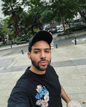 Dawin Instagram - I’m 10 different people 10 days a week 😩