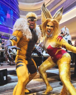 Dax ExclamationPoint Instagram - ITS A TEAM UP!! with @carrbrosprops in this absolutely incredible #sabertooth costume!!!🦁#xmen #CATsound #catStuff #mutantandproud #marvel #dragonCon2023 (MY makeup from @indibeat_cosmetics hair from @ardawigs suit by @cyanmandesigns and @herostime_official ) 🦁💕🐯