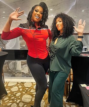 Dax ExclamationPoint Instagram - So I met #BeckettMariner while dressed as #BeckettMariner life COMPLETE #LOWERDECKS @trondynewman (so good to officially meet you!!!) @farpointfoundation ❣️❣️❣️❣️❣️❣️
