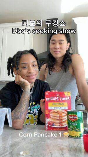Dbo Instagram - 안녕! 기다렸니? 오늘은 옥수수 펜페이크를 🌽🥞 소개할께! 이거 가루에 물만 넣어도 돼! 계란 필요없는 파우더래 신기해

#디보의쿠킹쇼 #dbocookingshow #디보 #dbo #옥수수팬케이크 #cornpancake #cornpancakes #pancakes #팬케이크 #slaylonie