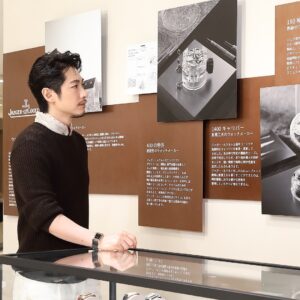 Dean Fujioka Instagram - スイスの高級時計メゾン、「ジャガー・ルクルト」が伊勢丹新宿店にて開催している＜精度のパイオニア＞展。卓越したタイムピースと、「ジャガー・ルクルト」の職人たちのユニークなノウハウを発見できるまたとない機会です。

1833年の創業以来、メゾンが追求してきた“精度”へのこだわりを巡るストーリーにとても感動しました。180もの職種の職人たちが一つ屋根の下で肩を並べるマニュファクチュール（自社一貫生産）は、スイスの時計メーカーの中でもとても珍しく、希少な存在だそう。

Personally, as a watch enthusiast myself, I really enjoyed learning about the technical expertise and history surrounding each watch. If you like watches, definitely go check it out.

７月16日（火）まで伊勢丹新宿店 本館１階 ザ・ステージにて開催中。
期間中、専任時計師の方のセッションも予定しているので、ぜひお立ち寄りください。

The exhibition will be held until July 16 (Tue.) at Isetan Shinjuku Main Building, 1st floor, “The Stage”.
Apparently, there will also be a session by a full-time watchmaker.

@JaegerLeCoultre 
#JaegerLeCoultre #PrecisionPioneer #ジャガールクルト #精度のパイオニア
