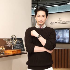 Dean Fujioka Instagram - スイスの高級時計メゾン、「ジャガー・ルクルト」が伊勢丹新宿店にて開催している＜精度のパイオニア＞展。卓越したタイムピースと、「ジャガー・ルクルト」の職人たちのユニークなノウハウを発見できるまたとない機会です。

1833年の創業以来、メゾンが追求してきた“精度”へのこだわりを巡るストーリーにとても感動しました。180もの職種の職人たちが一つ屋根の下で肩を並べるマニュファクチュール（自社一貫生産）は、スイスの時計メーカーの中でもとても珍しく、希少な存在だそう。

Personally, as a watch enthusiast myself, I really enjoyed learning about the technical expertise and history surrounding each watch. If you like watches, definitely go check it out.

７月16日（火）まで伊勢丹新宿店 本館１階 ザ・ステージにて開催中。
期間中、専任時計師の方のセッションも予定しているので、ぜひお立ち寄りください。

The exhibition will be held until July 16 (Tue.) at Isetan Shinjuku Main Building, 1st floor, “The Stage”.
Apparently, there will also be a session by a full-time watchmaker.

@JaegerLeCoultre 
#JaegerLeCoultre #PrecisionPioneer #ジャガールクルト #精度のパイオニア