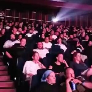 Dean Miroshnikov Instagram - רק לפני ארבעה חודשים יצאתי מעזה והייתי באימון גדודי, שנייה לפני שאנחנו נכנסים לרפיח. במקביל, בין יציאות, אני מנסה לתאם את התאריכים לטיסה לגאורגיה עם כל צוות הצילום של “גרובייס הפקות”. לאחר ימים של תיאומים, אני נאלץ להודיע ליהודה: “סליחה, אחי, אבל אין סיכוי שאני יוצא עכשיו לצילומים. אנחנו במלחמה.” לא יתאפשר.

כמה דקות לאחר מכן, אחד הקצינים בפלוגה שואל אותי: “מה אתה מבואס פולצ׳ק?” אני מספר לו שהרגע וויתרתי על תפקיד. הוא שאל אותי ״באיזה סרט מדובר?״ סרט אקשן של במאי חרדי, יהודה גרובייס. “נקמה יהודית 6״. בטח אתה לא מכיר.
הוא נתן לי חיוך מאוזן לאוזן..
“יהודה גרובייס? אני גדלתי עליו.” שנייה אחרי זה הוא הוציא את הכיפה ממכנסי הב׳... “אין סיכוי שאתה מוותר על התפקיד. דבר עם המפקד שלך״.
ארבעה חודשים אחרי, אני כאן, בסינמה סיטי ירושלים. אולם מפוצץ (400 איש) ואין מקום פנוי לשבת. אשתי המהממת כאן לידי, ואני בהודיה.
המקום היחיד עד אתמול.. שבו האמנתי שיש “אחדות״, אמיתית, היה הצבא. מקום שבו אין דעה פוליטית, ולא משנה אם אתה חילוני, חרדי, מוסלמי, נוצרי, הומו, דרוזי, אוקראיני, מרוקאי, אתאיסט או כל דבר שתבחר. צה”ל היה המקום היחידי שבו הייתה לי האמונה שה״ביחד״ עובד על אמת. כי יש מטרה ברורה. לתת בטחון למדינת ישראל.
אתמול.. נפתחה בליבי עוד דלת של אחדות – הקולנוע. בחיים לא האמנתי לפני ארבעה חודשים שנעמוד כאן, בסינמה סיטי ירושלים, המקום המסחרי והחילוני ביותר בעיר הקדושה בעולם, ובו נקרין את סרטו ה-109 של יהודה גרובייס – “נקמה יהודית 6”. והיד עוד נטויה. גם החרדים וגם החילוניים יכולים ליהנות מאותה היצירה. מאותו סיפור. 

תודה לך, יהודה, שנתת לי הזדמנות להיות ברגע היסטורי זה של הקולנוע הישראלי, שבו סרט של במאי חרדי מגיע לקולנוע מסחרי. אני גאה לעמוד כאן, לצד כל יוצרי הסרט.

את התפקיד “אלי”, אני מקדיש למפקד שלי מהשירות בשייטת 13 – אלי גינזברג. אלי היה גיבור גדול. הוא נהרג בקרב לבלימת הטבח בבארי ב-8.10. אלי השאיר אחריו את מלכי אלמנתו וארבעה ילדים. יהי זכרו ברוך. אלי היה גיבור, וככה אני רוצה שיזכרו אותו.

זאת הזדמנות חשובה לזכור שיש לנו עוד 115 חטופים בעזה, שחייבים לחזור הביתה עכשיו. רק ביחד ננצח בכל דבר.

מהיום הסרט מוקרן ברשת סינמה סיטי בבתי קולנוע מובחרים.
על הצילום: בוריס קאזדן, אור בן אסולין
על החליפה @names_il 
על השמלה @drorkontento 
עיצוב שיער @amirbakshihair
