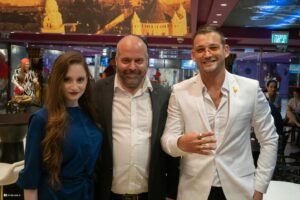 Dean Miroshnikov Instagram - רק לפני ארבעה חודשים יצאתי מעזה והייתי באימון גדודי, שנייה לפני שאנחנו נכנסים לרפיח. במקביל, בין יציאות, אני מנסה לתאם את התאריכים לטיסה לגאורגיה עם כל צוות הצילום של “גרובייס הפקות”. לאחר ימים של תיאומים, אני נאלץ להודיע ליהודה: “סליחה, אחי, אבל אין סיכוי שאני יוצא עכשיו לצילומים. אנחנו במלחמה.” לא יתאפשר.

כמה דקות לאחר מכן, אחד הקצינים בפלוגה שואל אותי: “מה אתה מבואס פולצ׳ק?” אני מספר לו שהרגע וויתרתי על תפקיד. הוא שאל אותי ״באיזה סרט מדובר?״ סרט אקשן של במאי חרדי, יהודה גרובייס. “נקמה יהודית 6״. בטח אתה לא מכיר.
הוא נתן לי חיוך מאוזן לאוזן..
“יהודה גרובייס? אני גדלתי עליו.” שנייה אחרי זה הוא הוציא את הכיפה ממכנסי הב׳... “אין סיכוי שאתה מוותר על התפקיד. דבר עם המפקד שלך״.
ארבעה חודשים אחרי, אני כאן, בסינמה סיטי ירושלים. אולם מפוצץ (400 איש) ואין מקום פנוי לשבת. אשתי המהממת כאן לידי, ואני בהודיה.
המקום היחיד עד אתמול.. שבו האמנתי שיש “אחדות״, אמיתית, היה הצבא. מקום שבו אין דעה פוליטית, ולא משנה אם אתה חילוני, חרדי, מוסלמי, נוצרי, הומו, דרוזי, אוקראיני, מרוקאי, אתאיסט או כל דבר שתבחר. צה”ל היה המקום היחידי שבו הייתה לי האמונה שה״ביחד״ עובד על אמת. כי יש מטרה ברורה. לתת בטחון למדינת ישראל.
אתמול.. נפתחה בליבי עוד דלת של אחדות – הקולנוע. בחיים לא האמנתי לפני ארבעה חודשים שנעמוד כאן, בסינמה סיטי ירושלים, המקום המסחרי והחילוני ביותר בעיר הקדושה בעולם, ובו נקרין את סרטו ה-109 של יהודה גרובייס – “נקמה יהודית 6”. והיד עוד נטויה. גם החרדים וגם החילוניים יכולים ליהנות מאותה היצירה. מאותו סיפור. 

תודה לך, יהודה, שנתת לי הזדמנות להיות ברגע היסטורי זה של הקולנוע הישראלי, שבו סרט של במאי חרדי מגיע לקולנוע מסחרי. אני גאה לעמוד כאן, לצד כל יוצרי הסרט.

את התפקיד “אלי”, אני מקדיש למפקד שלי מהשירות בשייטת 13 – אלי גינזברג. אלי היה גיבור גדול. הוא נהרג בקרב לבלימת הטבח בבארי ב-8.10. אלי השאיר אחריו את מלכי אלמנתו וארבעה ילדים. יהי זכרו ברוך. אלי היה גיבור, וככה אני רוצה שיזכרו אותו.

זאת הזדמנות חשובה לזכור שיש לנו עוד 115 חטופים בעזה, שחייבים לחזור הביתה עכשיו. רק ביחד ננצח בכל דבר.

מהיום הסרט מוקרן ברשת סינמה סיטי בבתי קולנוע מובחרים.
על הצילום: בוריס קאזדן, אור בן אסולין
על החליפה @names_il 
על השמלה @drorkontento 
עיצוב שיער @amirbakshihair