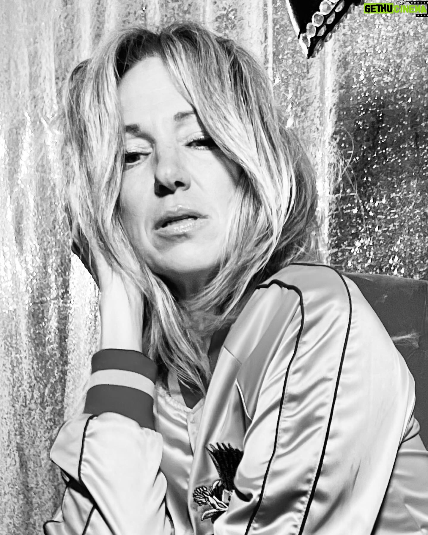 Debbie Gibson - 12K Likes - Friday night in Vegas 🩷🎠
#lasvegas #vegasbaby #carousel
#m