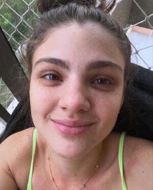 Débora Ozório Instagram - Todo mundo pode ser artista mas ator não é todo mundo que pode ser.
É até difícil explicar as tantas emoções que a gente vive nessa profissão. Não só no momento do ação mas durante todo o percurso. 
Minha alma se alimenta de viver/contar histórias e a minha vida é me entregar a esta missão que faz meu coração pulsar forte e viver numa montanha russa de sentimentos. 
E em meio a muitos “nãos” que também contam a minha trajetória, registrei alguns dos “sim’s”. 
Como diz Fernanda Montenegro: 
“ Desista! E se morrer, se adoecer, se ficar em tal desassossego que não tem nem como dormir… aí sim! Seja ator. “
Feliz dia do ator!