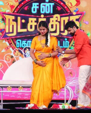 Deepthi Rajendra Instagram - Malini's baby shower at Sun Natchathira Kondatam Tanjavur 🥰 Thank you for all the loveee and blessings ☺️

#sundari  #suntv

Saree @magizhamcollections
Jewels @fineshinejewels
📸  @s.a_arun_