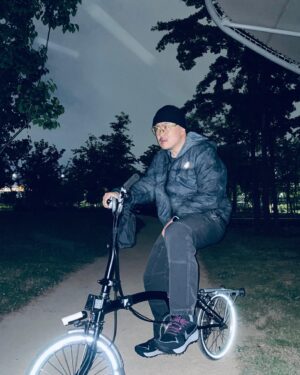 Defconn Instagram - 땀뻘뻘 #야간라이딩 
나는 자전거가 조하
#브롬톤 #나이키 #acg #nightriding😎