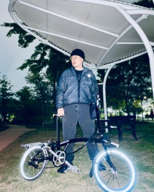 Defconn Instagram - 땀뻘뻘 #야간라이딩 
나는 자전거가 조하
#브롬톤 #나이키 #acg #nightriding😎