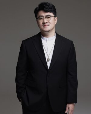 Defconn Instagram - 주변에서 제발 프로필 사진 좀 찍으라 그래서
거의 20년만에 찍은것 같다는 ㅎ
사진은 언제나 믿고 맡길수 있는 
@502studio.lee 작가님과
#데프콘 #프로필사진