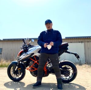 Defconn Instagram - #기변 #superduke1290r #onmyyoutubechannel 
잘 나가고 잘 서고 힘이 넘쳐서
별명이 The Beast! 
1301cc 엔진에 177마력의 빠따킹!
라이더분들 모두모두 안라~