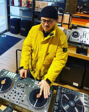 Defconn Instagram - 나는 걍
디제이코리아를 좋아해 
전자장비들에 둘러쌓인 그 기분이 좋아
간김에 신형 헤드폰도 구입했다 
와이어리스로 레이턴시없이 
작업 굿! 👍
#디제이코리아 #간만에방문
#tma2studiowirelessplus
