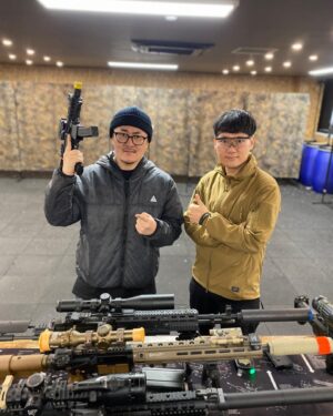 Defconn Instagram - 이번에 데프콘TV가 만난 친구는 
에어소프트건 친구! 어때요? 
잘 어울리나요? 본격적으로 시작해볼까?
자세한 내용은 유튜브에서 
확인하세요! #데프콘 #리버레이터 
#에어소프트건