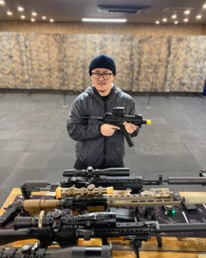 Defconn Instagram - 이번에 데프콘TV가 만난 친구는 
에어소프트건 친구! 어때요? 
잘 어울리나요? 본격적으로 시작해볼까?
자세한 내용은 유튜브에서 
확인하세요! #데프콘 #리버레이터 
#에어소프트건