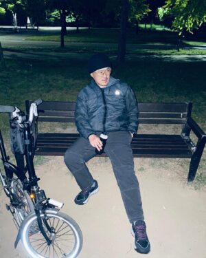 Defconn Instagram - 땀뻘뻘 #야간라이딩 
나는 자전거가 조하
#브롬톤 #나이키 #acg #nightriding😎