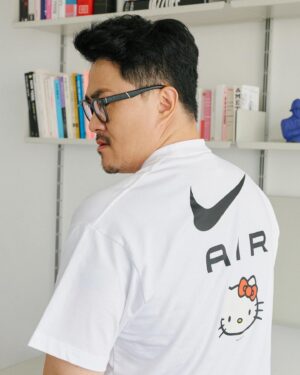 Defconn Instagram - 잘 나온 사진은 못 참쥐! 역시 프로 사진가는 달러
둘 다 모델 출신이라 옷과 신발이 잘 어울리네😄
#나이키 #나이키헬로키티 #에어프레스토
#모델김로사 #모델데프키티