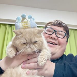 Dekakin Instagram - ブチャ吉の5歳の誕生日です！！！

もう5年もたってるなんて、、、、本当に月日がたつのは早いです！ブチャ吉いつも朝お越しにデカキンのお腹に乗りに来てくれてありがとう！！！疲れてる時にそっと側にいてくれてありがとう！！！ブチャ吉、本当に誕生日おめでとう！！！