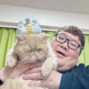 Dekakin Instagram - ブチャ吉の5歳の誕生日です！！！

もう5年もたってるなんて、、、、本当に月日がたつのは早いです！ブチャ吉いつも朝お越しにデカキンのお腹に乗りに来てくれてありがとう！！！疲れてる時にそっと側にいてくれてありがとう！！！ブチャ吉、本当に誕生日おめでとう！！！