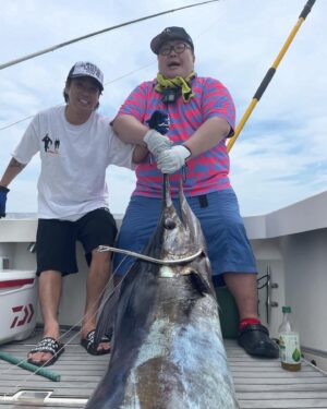 Dekakin Instagram - デカキンとサグワと愛知県の西尾市のみなさんで、
中部地方で初のカジキマグロを釣り上げることが出来ました！！！
海の上で超過酷でしたが、本当に最高の体験が出来ました！！！感動して泣きました。。。
動画は数週間後に公開予定です！！！お楽しみに！！！