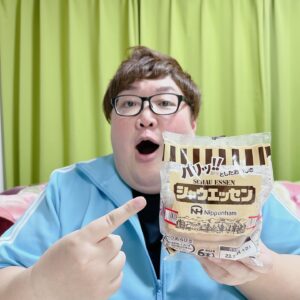 Dekakin Instagram - デカキンの人気動画『本物か食品サンプルどっち』のショート動画を公開しました！！！

さてデカキンは無事に当てることが出来たのでしょうか？？？😆✨笑

動画の中でデカキンが小さい頃、朝ごはんによく食べていた『シャウエッセン目玉焼き』を再現して料理しています！！！
シャウエッセンは凄いパリッ!!とジューシーだし、そこに目玉焼きの黄身とデカキンの秘伝のタレ（ソース&ケチャップ）が混ざると最高の組み合わせです！！！🎉✨

みんなもぜひ試してみてね！！！💪

#PR 
#シャウエッセン 
#うちシャウ