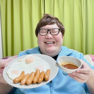 Dekakin Instagram - デカキンの人気動画『本物か食品サンプルどっち』のショート動画を公開しました！！！

さてデカキンは無事に当てることが出来たのでしょうか？？？😆✨笑

動画の中でデカキンが小さい頃、朝ごはんによく食べていた『シャウエッセン目玉焼き』を再現して料理しています！！！
シャウエッセンは凄いパリッ!!とジューシーだし、そこに目玉焼きの黄身とデカキンの秘伝のタレ（ソース&ケチャップ）が混ざると最高の組み合わせです！！！🎉✨

みんなもぜひ試してみてね！！！💪

#PR 
#シャウエッセン 
#うちシャウ