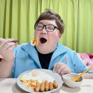 Dekakin Instagram - デカキンの人気動画『本物か食品サンプルどっち』のショート動画を公開しました！！！

さてデカキンは無事に当てることが出来たのでしょうか？？？😆✨笑

動画の中でデカキンが小さい頃、朝ごはんによく食べていた『シャウエッセン目玉焼き』を再現して料理しています！！！
シャウエッセンは凄いパリッ!!とジューシーだし、そこに目玉焼きの黄身とデカキンの秘伝のタレ（ソース&ケチャップ）が混ざると最高の組み合わせです！！！🎉✨

みんなもぜひ試してみてね！！！💪

#PR 
#シャウエッセン 
#うちシャウ