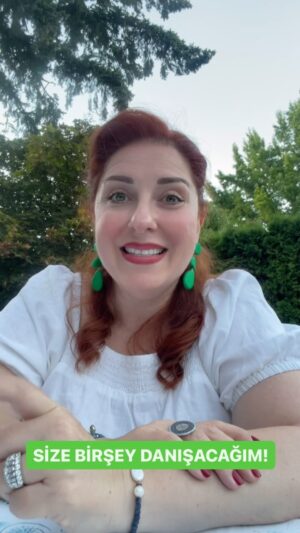Demet Tuncer Instagram - İşin içinden çıkamadım….
Bana fikir versenize?!

1. Youtube İngilizce olsun
2. Youtube İngilizce olsun, hem İng öğretmeye devam hem de Amerika’da yaşam.
3. Ama biz Demet nereye gidersek de görmek isteriz.
4. Aaa ama Demet ne tavsiye ediyor bilmek, denemek de isteriz!
5. Ama Ayza’sız olmaz, onu da arada Youtubeda görmek isteriz!
6. Hepsini isteriz…
Yoksa başka yorum???