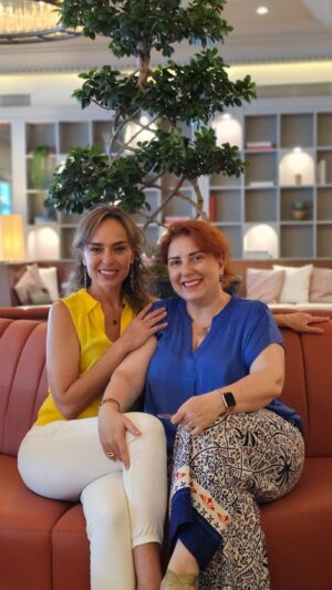 Demet Tuncer Instagram - Hayatın özü nedir diye sorulsa kendini bilmek ve tüm ilişkileri neşe çoşkusuyla yaşamak derdim...

Sevgili @demetttuncer 'i tüm Türkiye tanır, içindeki engin mizah yeteneğini yaşamı derinden gözlemleme zekasıyla birleştirebilen çok özel ve ender sanatçılarımızdandır.

Ne zaman buluşsak gülmekten karnımıza ağrılar girer, şükür.

Son 9 yıldır Amerika'da yaşayan Demet'in #youtube kanalını hala takip etmeyen varsa hemen girin bir bakın, katılarak gülerken yaşama ve ingilizcenin inceliklerine dair çok özel bilgiler de edinirsiniz.

#sisterhood 
#womenempowerment