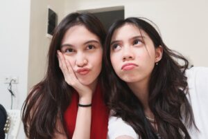 Denira Wiraguna Instagram - Lily merah gangggg✌🏻 @lilymerahmovie