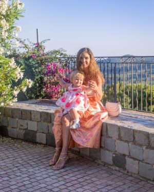 Denisa Pfauserová Instagram - Pořád mi píšete, jak je Naila pořád usměvavá a jestli někdy pláče. A vlastně musím říct, že pláče nebo spíš začne fňukat jen ve chvíli, kdy se jí chce spát. Někde jsem četla, že spánky přes den jsou hlavně proto, aby mělo dítě lepší náladu:) 

Při našem způsobu života ale neexistuje žádná pravidelnost v těchto spáncích. Někdy spí i třikrát za den, někdy jen jednou. Někdy tři hodiny někdy si dá jen pětiminutovku 😅 Taky jsme jí nevytvářeli víceméně nic, na co by si zvykla a bez čeho pak neusnula a co by se nedalo použít jinde, než doma (stejné prostředí, bílý šum, zatemněná místnost, stejný způsob uspávání). 

Tím pádem Naila usne téměr kdykoli a kdekoli 😁 Jednou mi usnula na klíně v nákupáku, když jsem jedla polívku. Prostě jí najdenou spadla hlava a já koukám, že spí 😅😅 Přišla jsem si trošku jak sobecká krkavčí matka, co nedopřeje dítěti kvalitní spánek, ale co si tak zjišťuju informace o spánku dětí, nic špatného na tomto fungování není. 

Naopak mám pocit, že je takhle Naila i její rodiče mnohem spokojenější. Že si všichni odpustíme ten stres ze zdlouhavého uspávání, protože se přeci vždycky chodí spát tehdy a tehdy a nejede přes to vlak a z frustrace z nemožnosti usnout, když na to nemám všechny podmínky, které potřebuju. Takže tak. Takový je náš model spinkání, polud by to někomu pomohlo ❤️