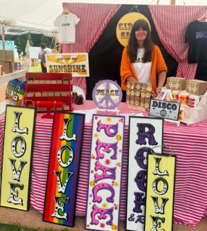 Denise Van Outen Instagram - @happyplaceofficial FESTIVAL Chiswick🌞DJset 🎧
Love this wellness festival created by @fearnecotton and her team. Lovely day with lovely people ❤️. If you’re lucky enough to go tomorrow you’ll love it! 
Check out @circussigns (one of my favourite stalls 🎪 )