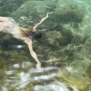 Denisse Peña Instagram - Me he cortado mucho el pelo y he venido al mar