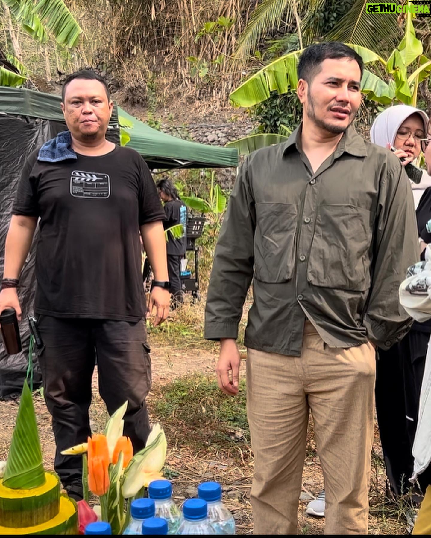 Dennis Adishwara - 358 Likes - Selama hampir sebulan terakhir bersama mereka
Demi sebuah karya berjudul #Kiblat yang akan rilis tahun 2024.
Terima kasih sudah mengajak saya di dalam project ini.
Semoga bisa berkarya bareng lagi lain kali.
Btw ini belum semuanya, karena foto bareng pemeran lainnya belum ada yang masuk kategori spoiler free! Sabar ya, saya mau minta panitia dahulu.