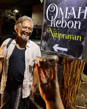Dennis Adishwara Instagram - Selama hampir sebulan terakhir bersama mereka
Demi sebuah karya berjudul #Kiblat yang akan rilis tahun 2024.
Terima kasih sudah mengajak saya di dalam project ini.
Semoga bisa berkarya bareng lagi lain kali.

Btw ini belum semuanya, karena foto bareng pemeran lainnya belum ada yang masuk kategori spoiler free! Sabar ya, saya mau minta panitia dahulu.