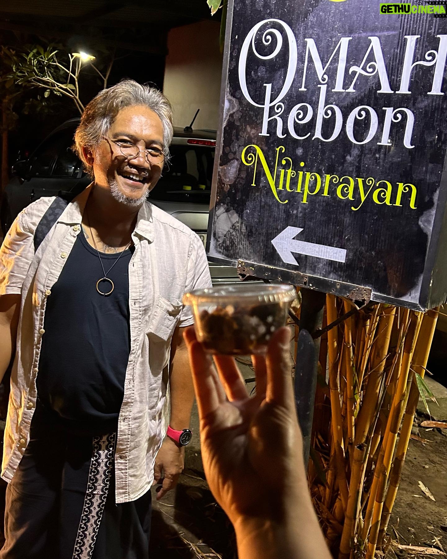 Dennis Adishwara - 358 Likes - Selama hampir sebulan terakhir bersama mereka
Demi sebuah karya berjudul #Kiblat yang akan rilis tahun 2024.
Terima kasih sudah mengajak saya di dalam project ini.
Semoga bisa berkarya bareng lagi lain kali.
Btw ini belum semuanya, karena foto bareng pemeran lainnya belum ada yang masuk kategori spoiler free! Sabar ya, saya mau minta panitia dahulu.