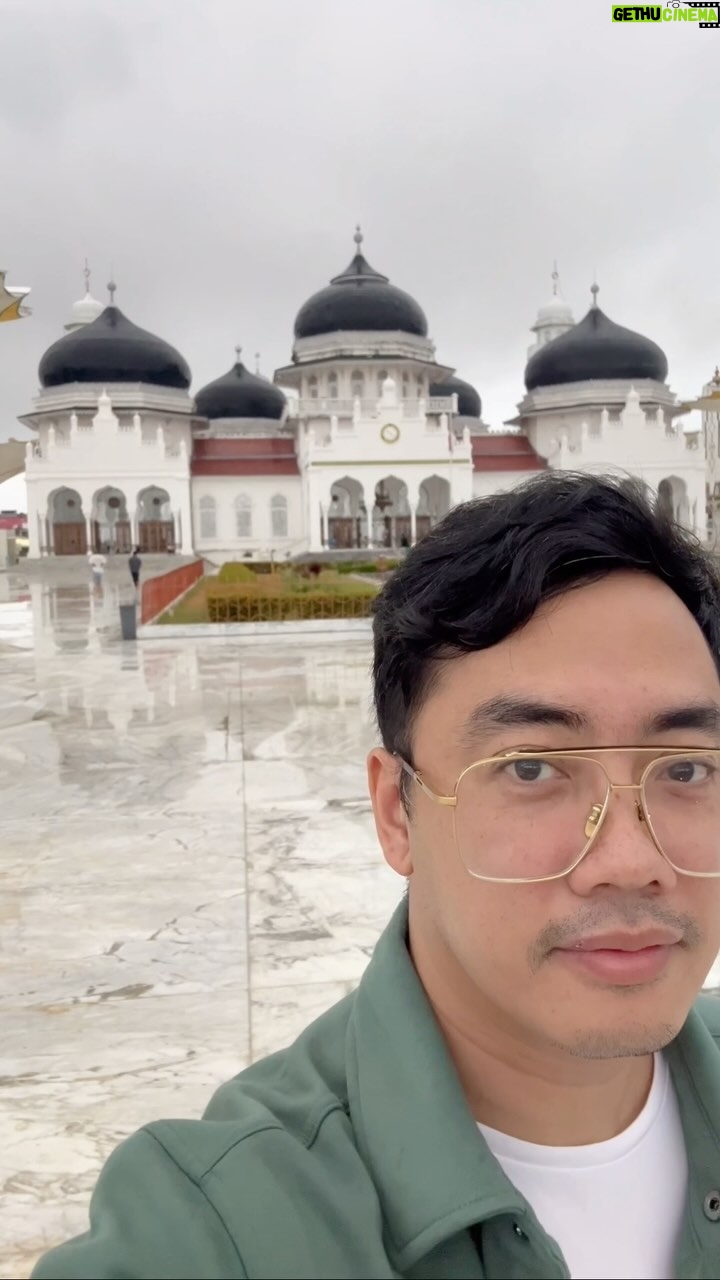 Dennis Adishwara - 301 Likes - Pertama kali ke Banda Aceh, langsung diantar teman-teman ke Masjid Raya Baiturrahman.