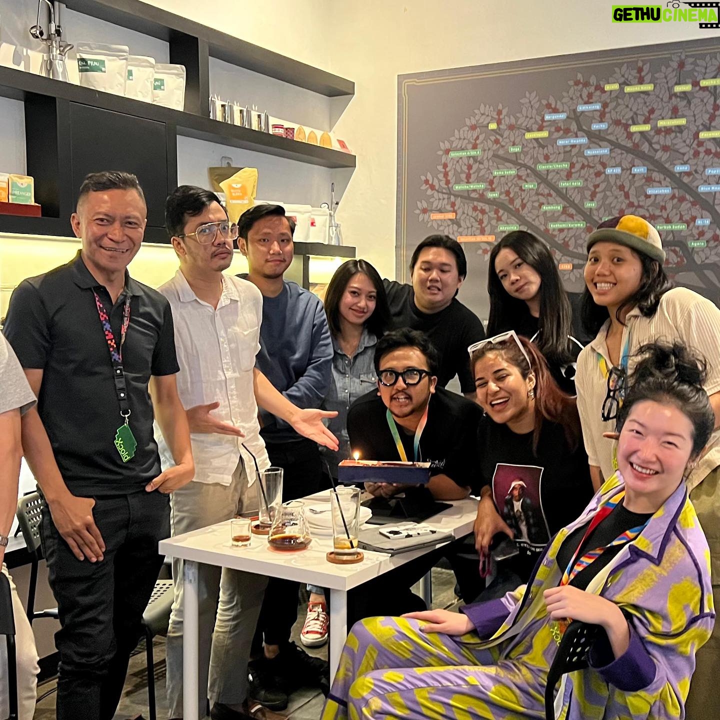 Dennis Adishwara - 1.3K Likes - Jadi gini lho…
(mohon baca sampai slide akhir)
Bye bye, kantor lama
Hello, kantor baru
Buat komunitas maupun perusahaan yang mau kerjasama bikin keseruan di MBloc Group di seluruh Indonesia, yuk kita ngobrol.