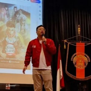 Dennis Adishwara Instagram - Iya saya mengajar di Universitas Indonesia juga. 
Saya memastikan tiap mahasiswa :
1. Punya komik/game/film favorit
2. Bisa cari tahu bagaimana cara dapat uang dari komik/game/film favoritnya

I love my job. Thank you @ranggawisesa !