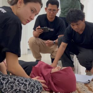 Dennis Adishwara Instagram - Latihan bercerita bersama para pencerita.

Konteks: ini adalah foto kegiatan latihan sebelum produksi “Kiblat” , Oktober 2023

Kamu bisa lihat trailernya di @filmkiblat