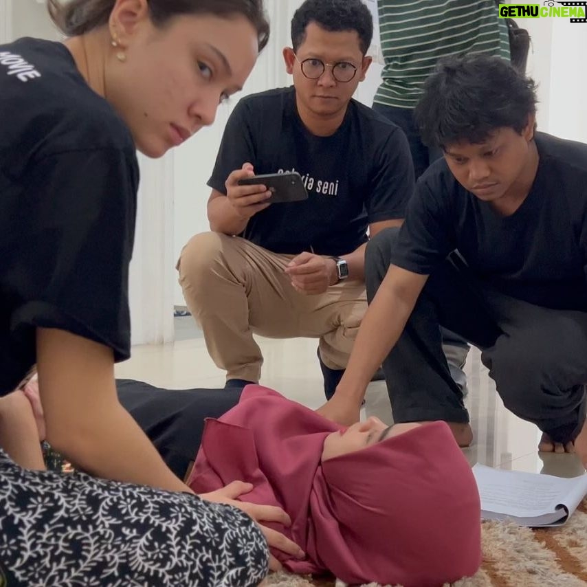 Dennis Adishwara - 793 Likes - Latihan bercerita bersama para pencerita.
Konteks: ini adalah foto kegiatan latihan sebelum produksi “Kiblat” , Oktober 2023
Kamu bisa lihat trailernya di @filmkiblat