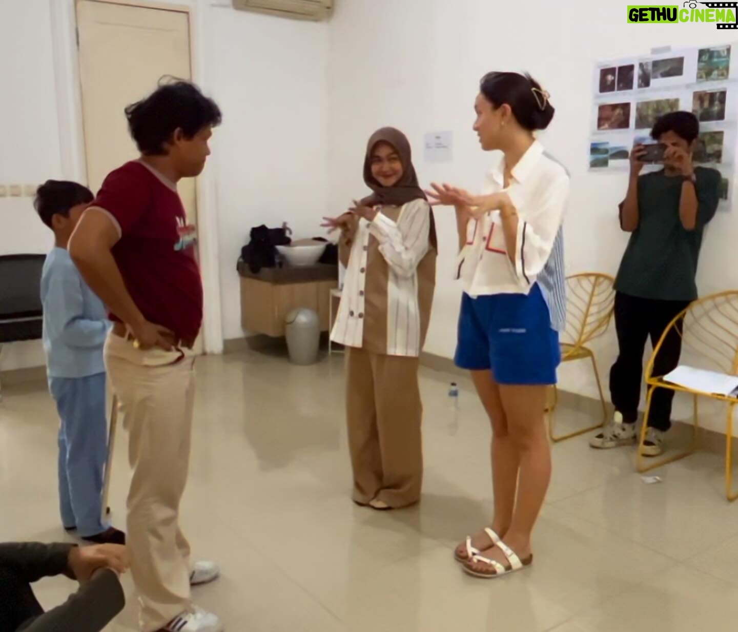 Dennis Adishwara - 793 Likes - Latihan bercerita bersama para pencerita.
Konteks: ini adalah foto kegiatan latihan sebelum produksi “Kiblat” , Oktober 2023
Kamu bisa lihat trailernya di @filmkiblat