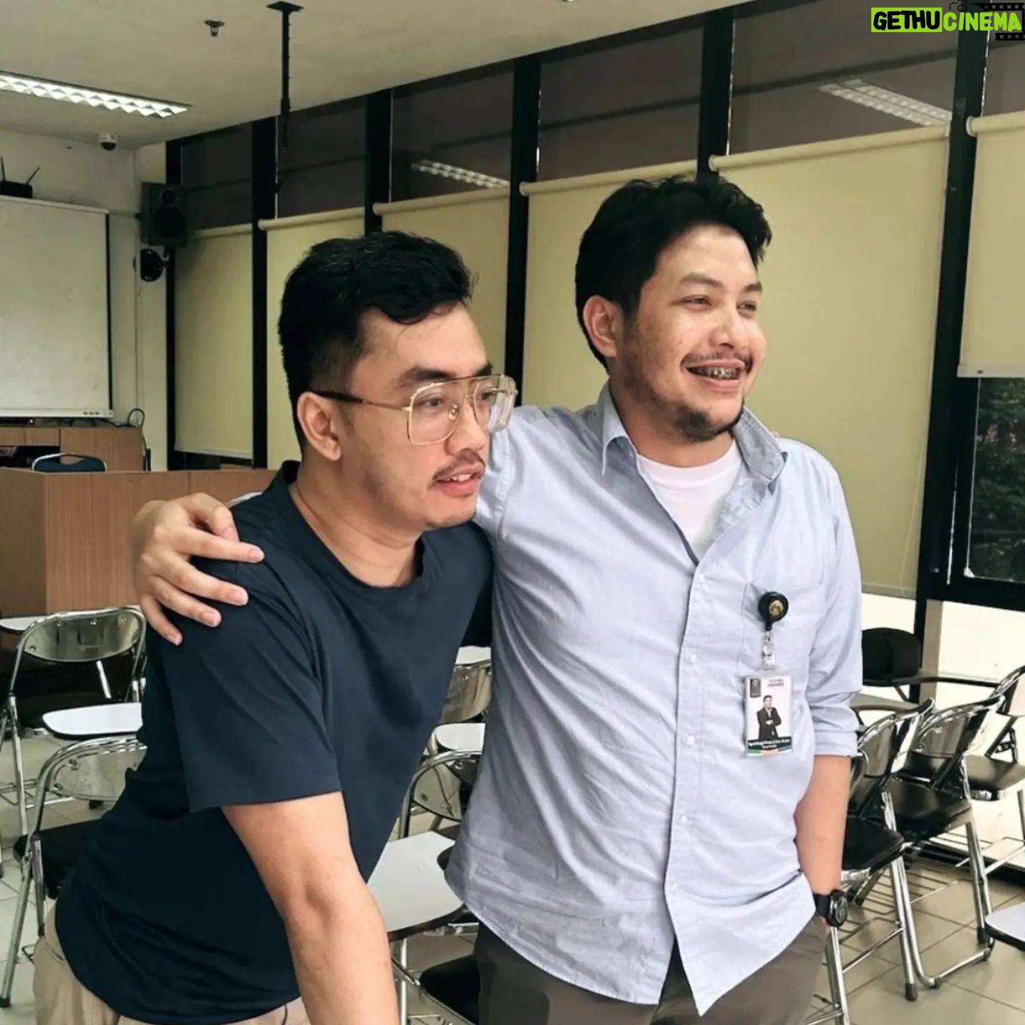 Dennis Adishwara - 563 Likes - Iya saya mengajar di Universitas Indonesia juga.
Saya memastikan tiap mahasiswa :
1. Punya komik/game/film favorit
2. Bisa cari tahu bagaimana cara dapat uang dari komik/game/film favoritnya
I love my job. Thank you @ranggawisesa !